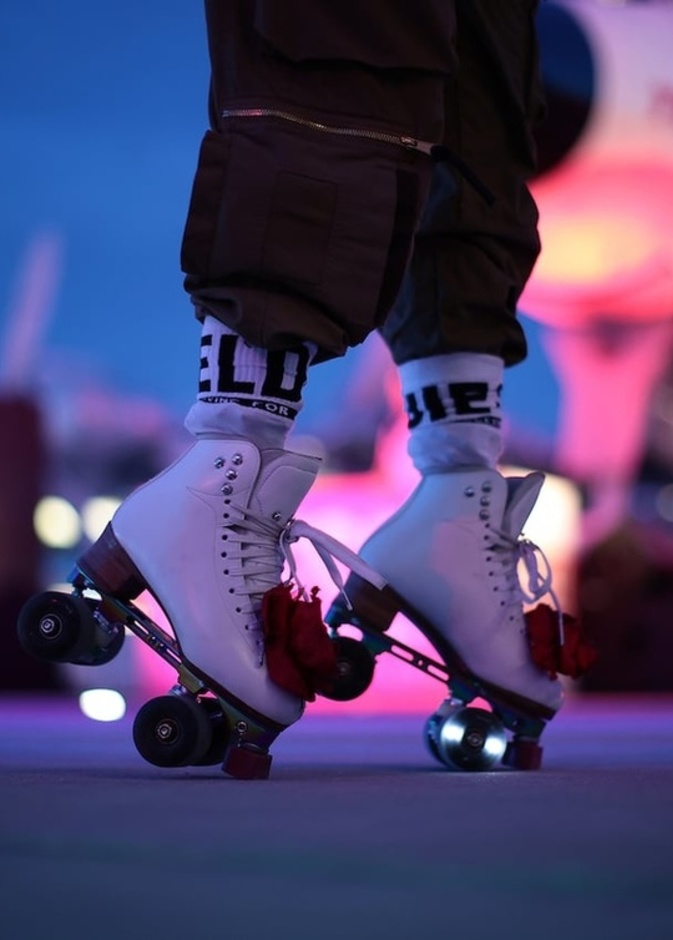 التزلج بالعجلات على إيقاع الموسيقى.. تجربة استثنائية في العلا 