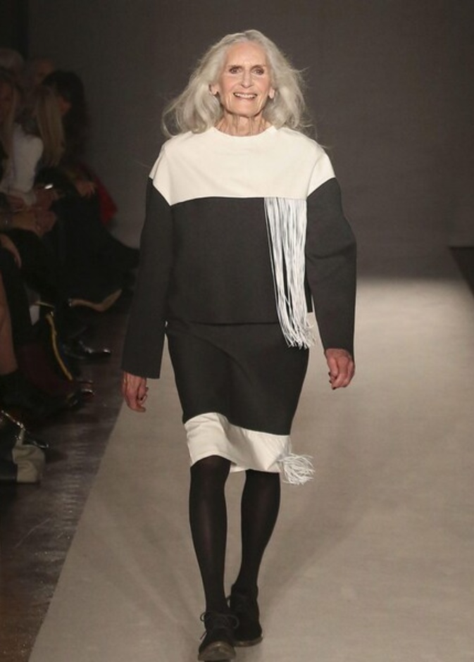 صور أكبر عارضة أزياء في العالم تتصدر أغلفة المجلات... فما سرّ أناقتها؟