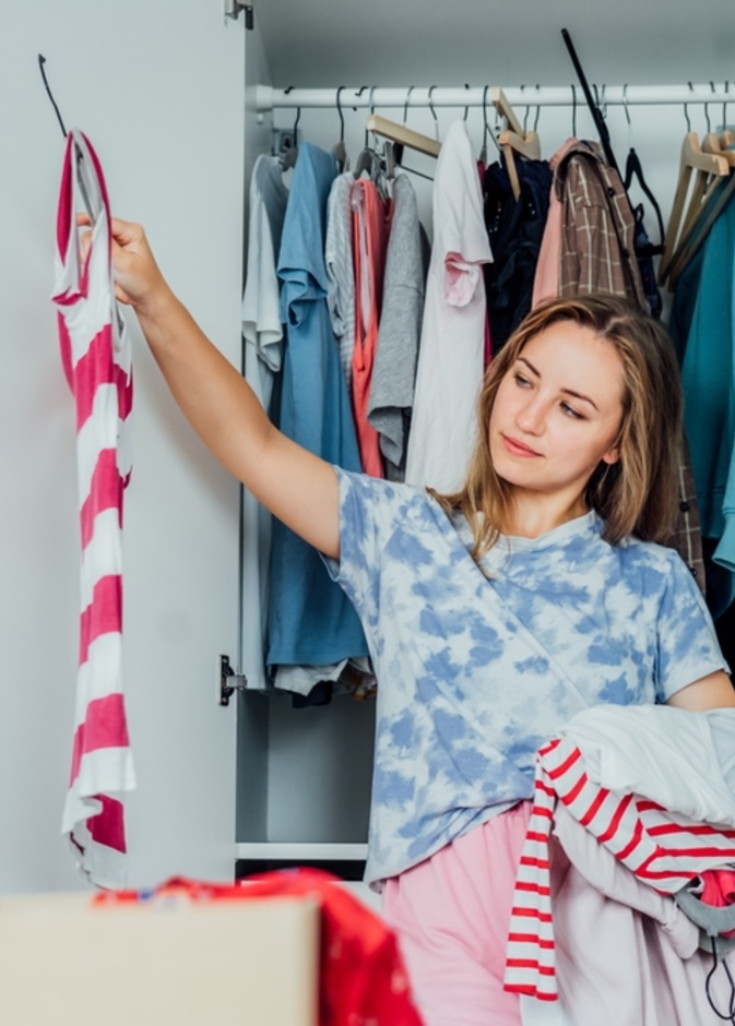 داومي على فرز الملابس في خزاتنك بانتظام، للحفاظ عليها مرتبة دائما