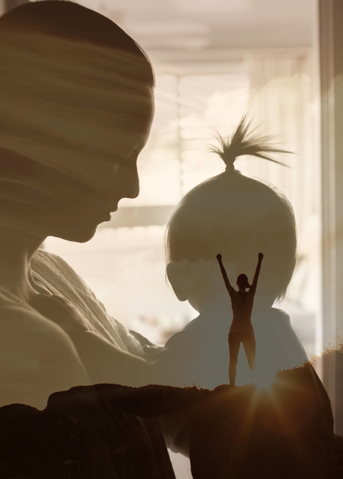 شعور الأم العاملة بالذنب يجعلها في صراع يعصف بعقلهاوعواطفها ويعرضها لنوبات نفسية مرهقة جدًا لها