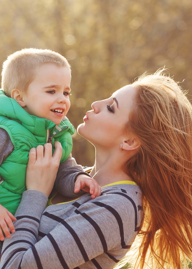 لتحسين نفسية طفلك عانقيه بحب واظهري حبك له دائمًا