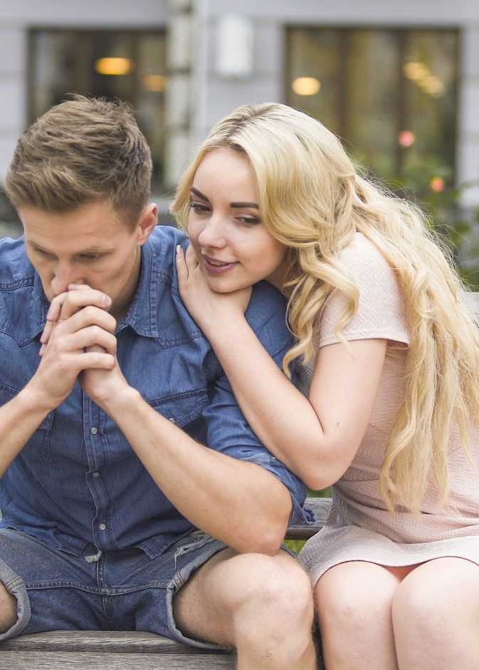 يتطلب التعامل مع الرجل الغيور استيعابه واحتوائه أولًا