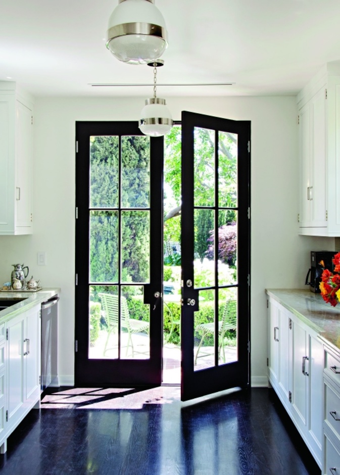 يلعب كمية الضوء الذي يدخل لمطبخك دورا في اختيار ألوان خزائنه