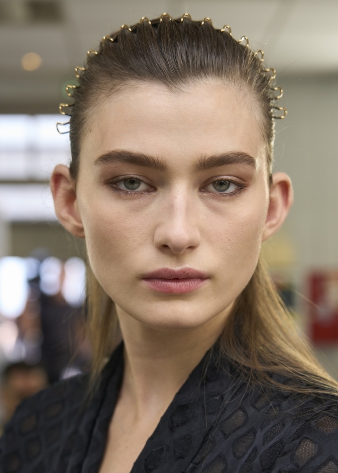 أفكار إبداعية لتحسين شكل وكثافة حواجبك