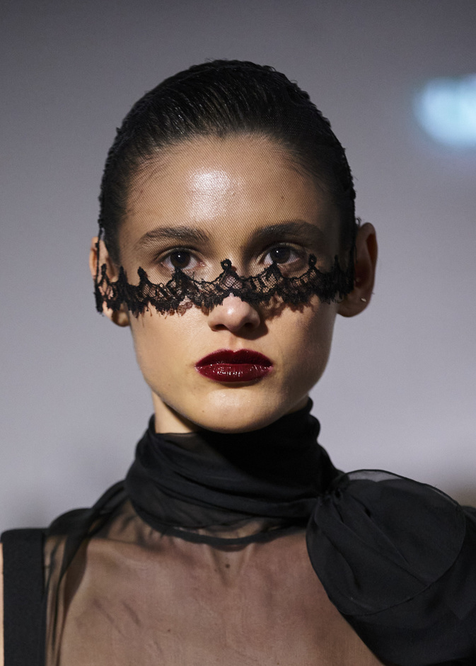 رسمات المكياج البرونزي في اليوم الثالث من أسبوع الهوت كوتور 2024