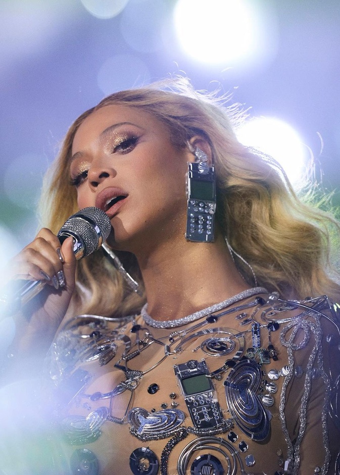 اذا كان شعرك مجعداً للغاية، فحاولي النوم في ضفائر كبيرة لتستيقظي على تسريحة متموجة