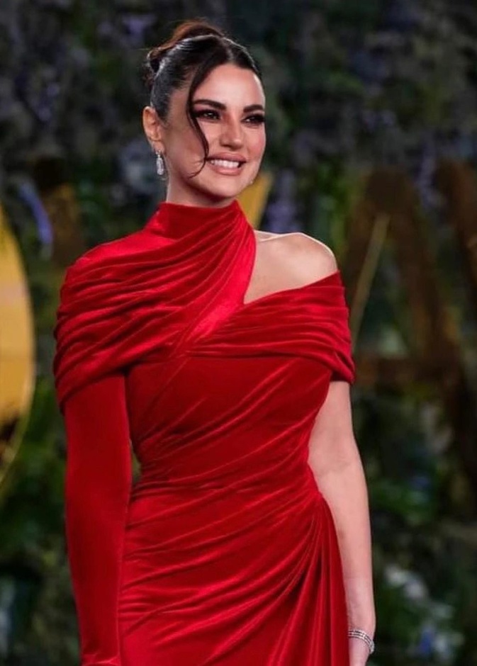 إطلالة الجميلة درة زروق بتسريحات شعر الكعكة العالية