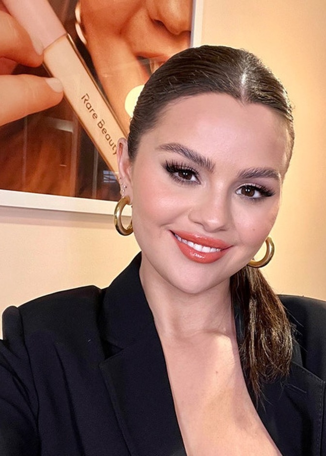 إطلالة Selena Gomez بالمكياج الوردي الفاتح