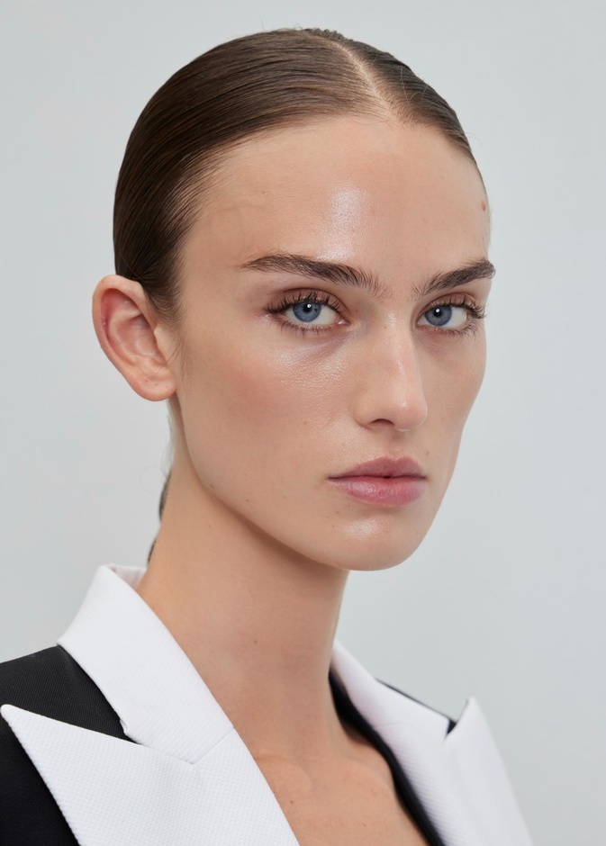 ابدئي رحلتك نحو بشرة خالية من العيوب بهذا الزيت الطبيعي ..إليك الطريقة