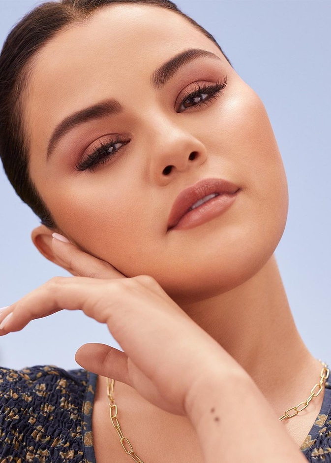 اكتشفي كيف تحافظ سيلينا غوميز على بشرتها الصحية والجميلة