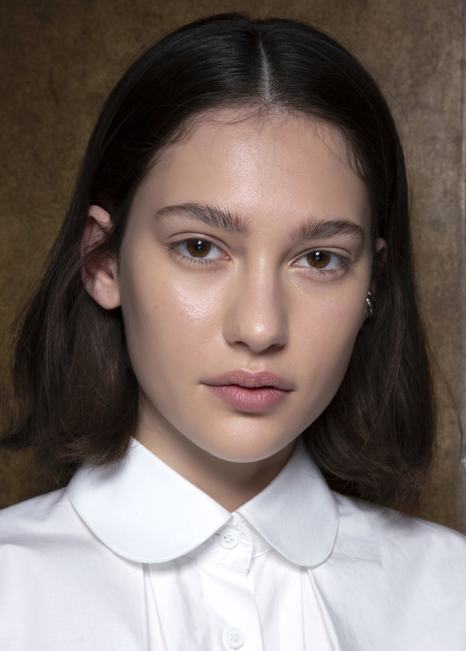 بطرق غير جراحية..إليك كيفية التخلص من الخلايا الميتة في الجلد لبشرة ناعمة ومتوهجة