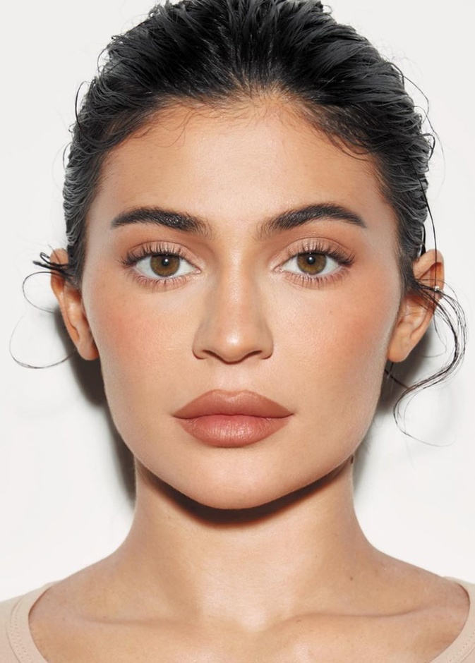 تستخدم كايلي سيروم فيتامين C الخاص بها، ليساعد على تفتيح البشرة.