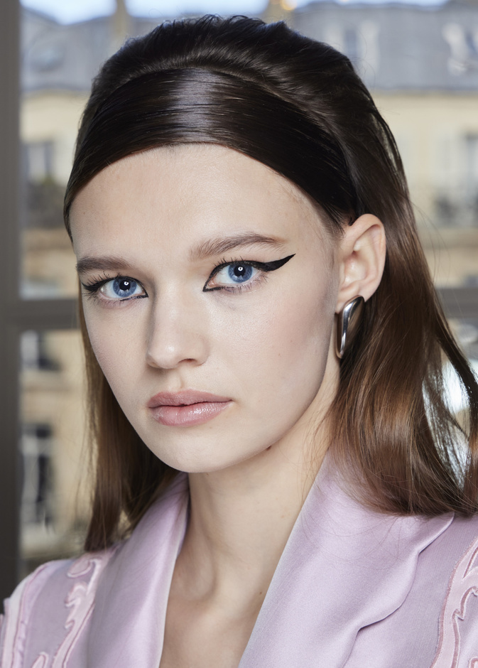 تسريحات شعر مبللة مع الباند العريض من دار Georges Hobeika