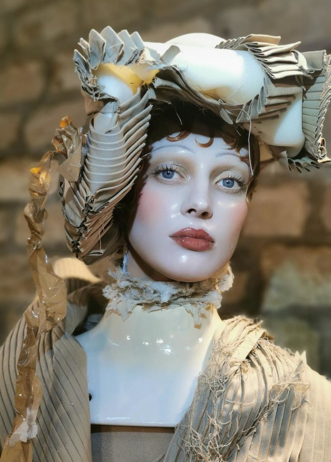 حواجب جريئة بأقواس رفيعة في عرض أزياء Maison Margiela