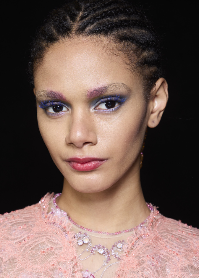 رسمات المكياج الأزرق الدخاني مع الخطوط الفضية على طريقة دار Giorgio Armani Privé