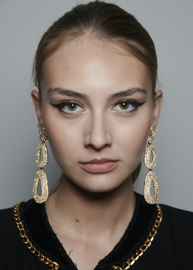 طرق مكياج بسيطة مع رسمات الآيلاينر المزدوج والسائل من دار Celia Kritharioti