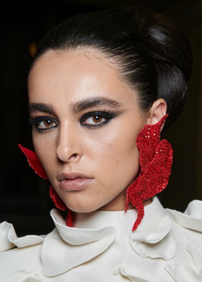 10 إتجاهات جمالية رافقت عروض الهوت كوتور في باريس العام الماضي.. إعتمديها بأفكار لا تزول