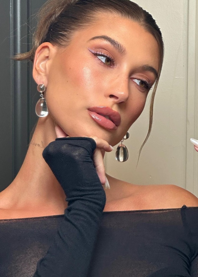 وجدت هيلي بيبر عزاءها في العناية بالبشرة