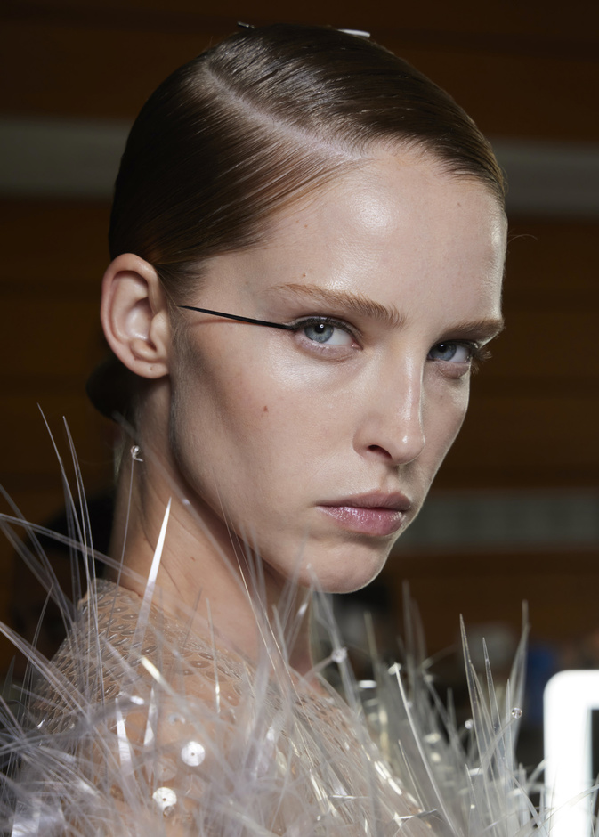 لإطلالة أصغر سناً ..إليك تقنية شد الجبهة ورفع الحواجب بالمنظار