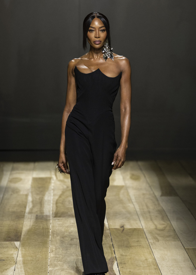 فستان سهرة باللون الأسود من Alexander McQueen