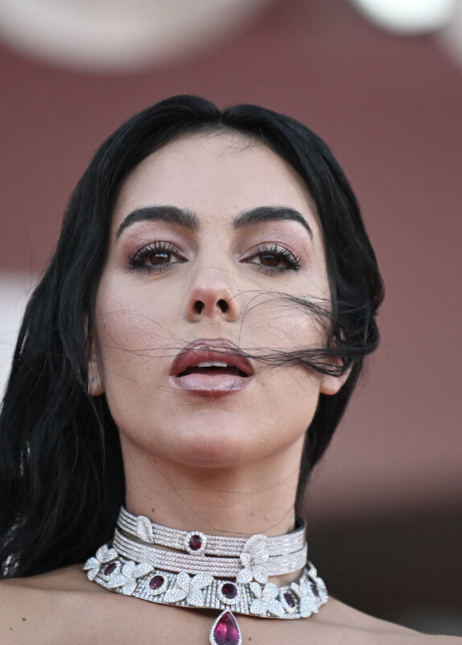 أسرار جمالية تعلّميها من جورجينا رودريغز