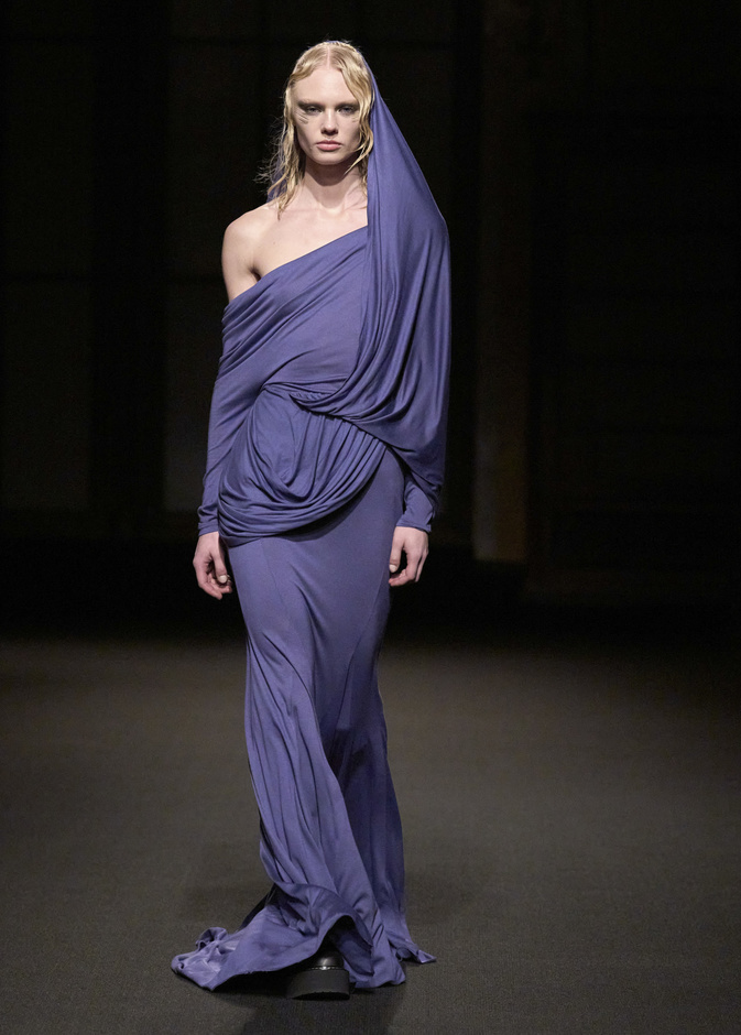 الجاذبية المطلقة لأزياء الكتف الواحد من زمن الإغريق حتى شتاء 2024