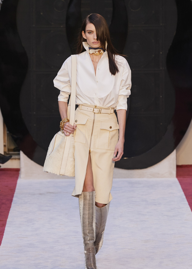 موضة القميص الأبيض مع صيحة التنانير 