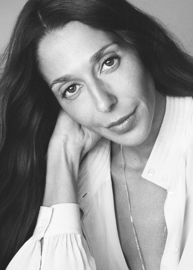دار Chloé تكشف عن شعارها الجديد... وانطلاقة جديدة واعدة مع المصممة Chemena Kamali