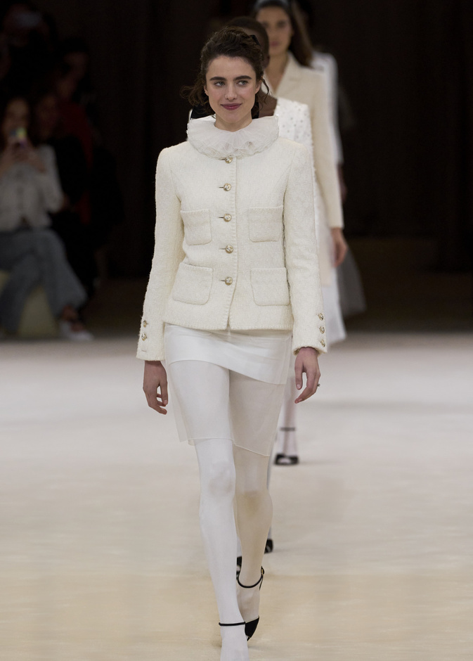 براعة المهارة الحرفية تتجلى في عرض أزياء CHANEL للأزياء الراقية لموسم ربيع وصيف 2024 بمجموعة مستوحاة من الباليه
