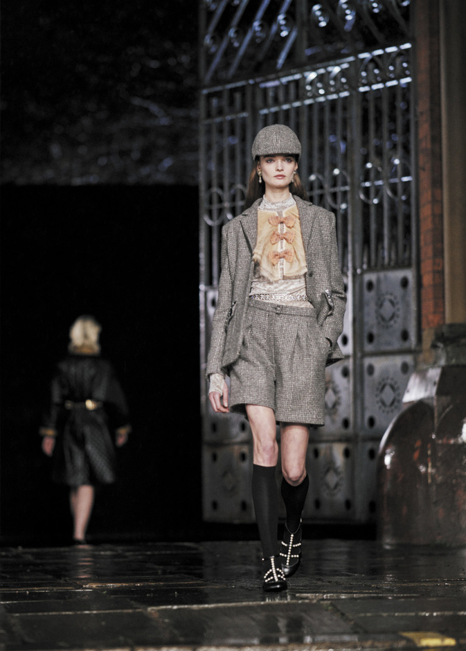 دور الأزياء تأخذنا إلى مدن آسرة... اكتشفي مواعيد عروض Cruise 2025 و Pre-Fall 2024 وأين ستقام؟