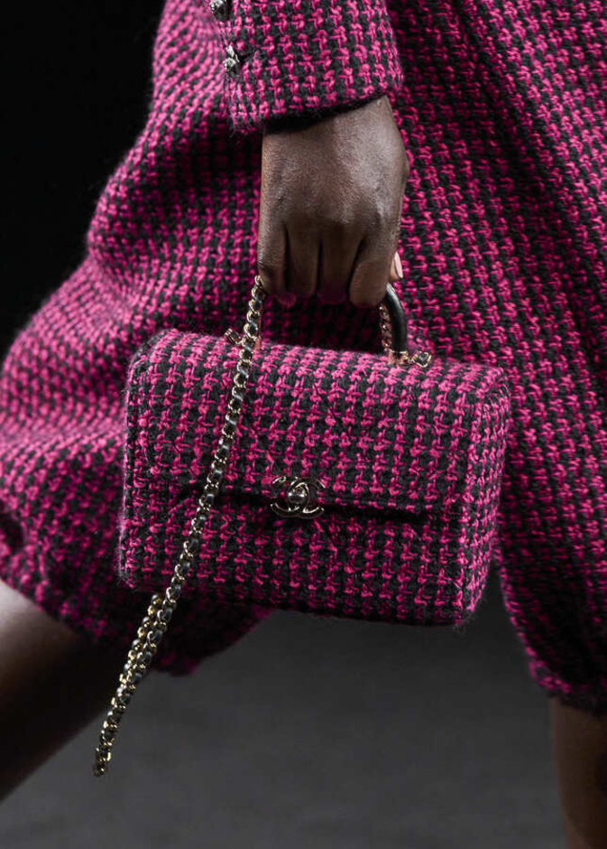 حقيبة لافتة من CHANEL