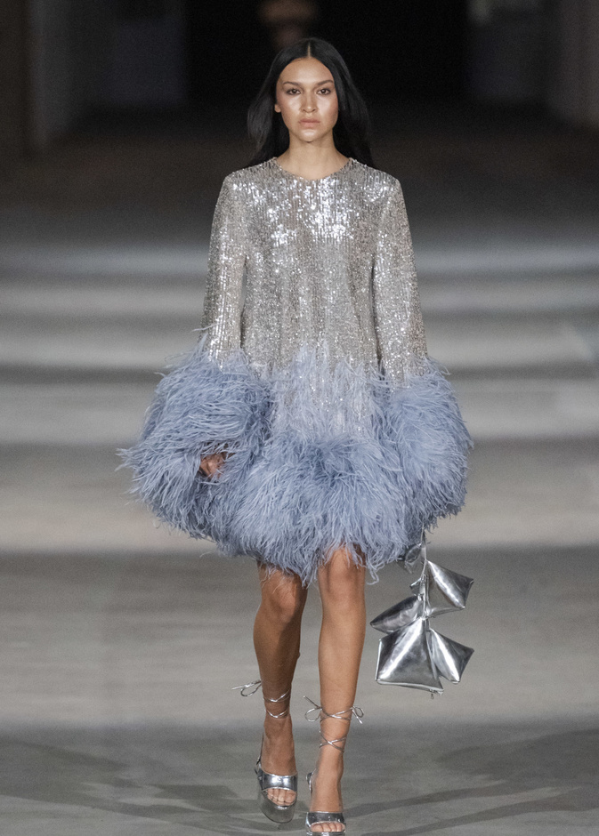 موضة الريش على الأكمام عنوان أناقتك المقبلة