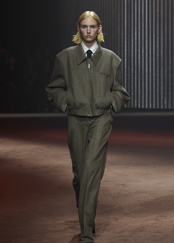 موضة البنطلون باللون الأخضر الغامق