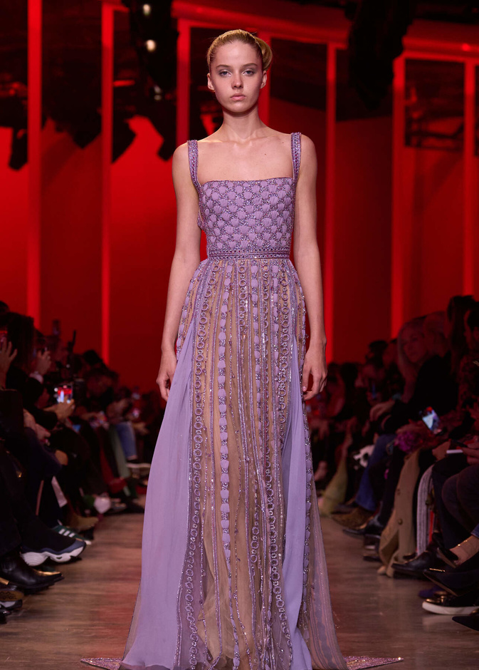 مجموعة Elie Saab لربيع وصيف 2024 في باريس
