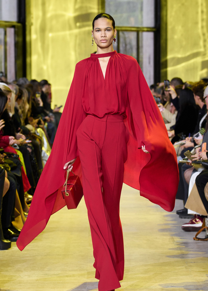 إطلالة كلاسيكية باللون الأحمر من Elie Saab