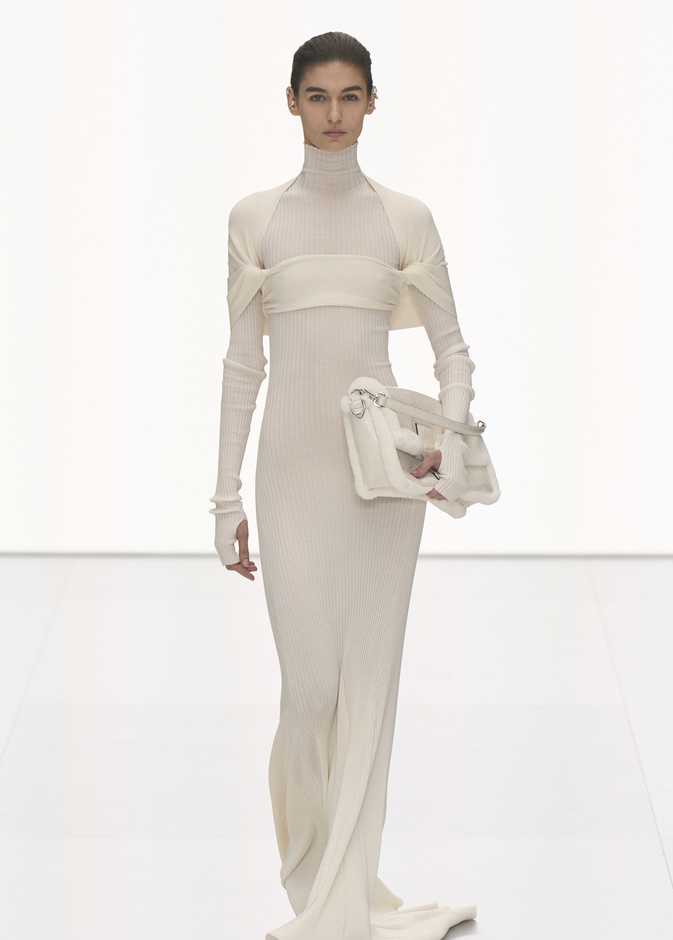 مجموعة فندي للهوت كوتور لربيع 2024 قصيدة خيالية لمستقبل الانسان