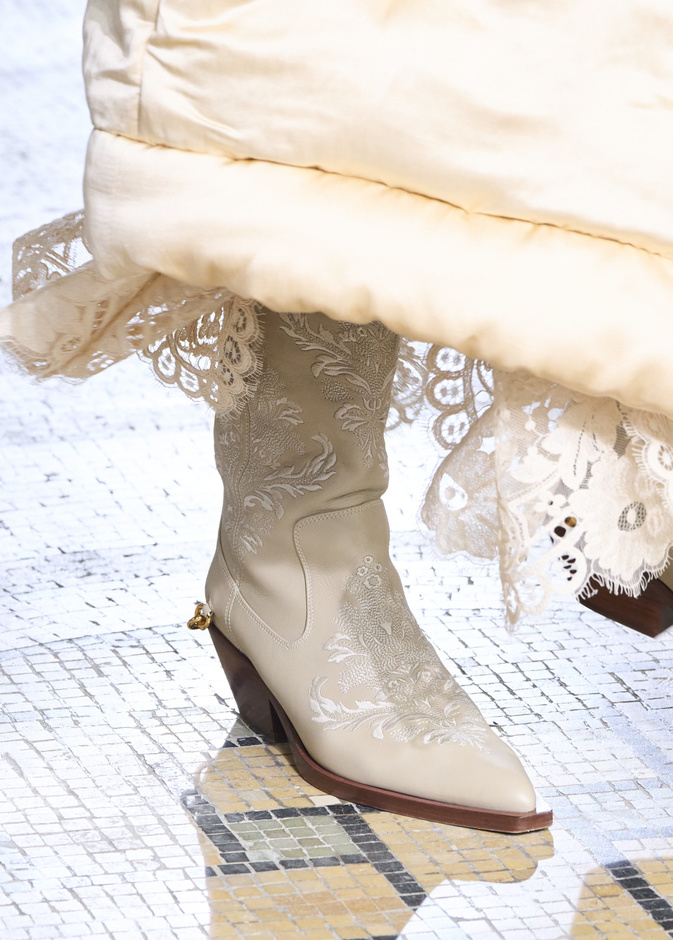  حذاء الكاوي بوي باللون البيج Giambattista Valli