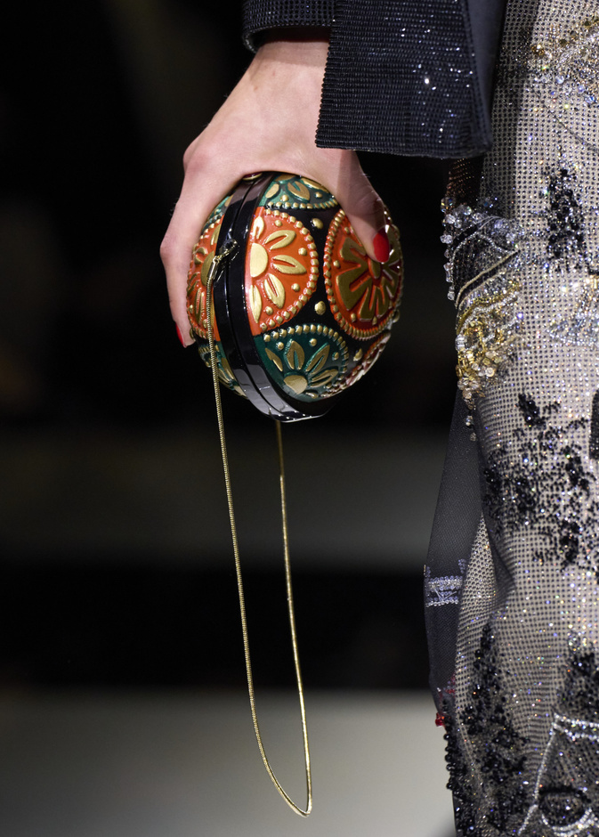 موضة الحقائب الدائرية بأساليب جريئة