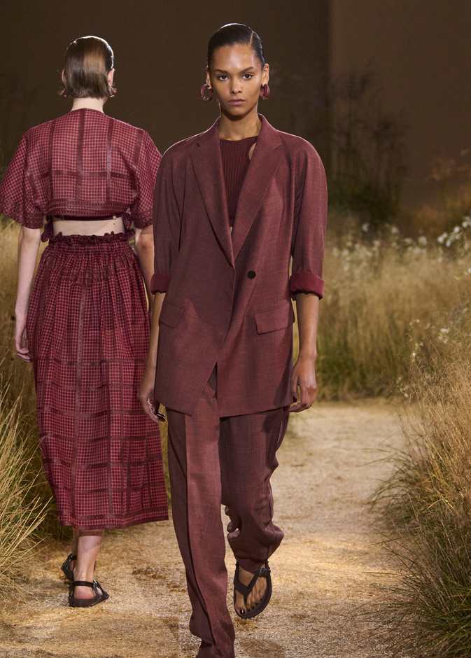 البورغندي يسعى ليكون لون العام 2024