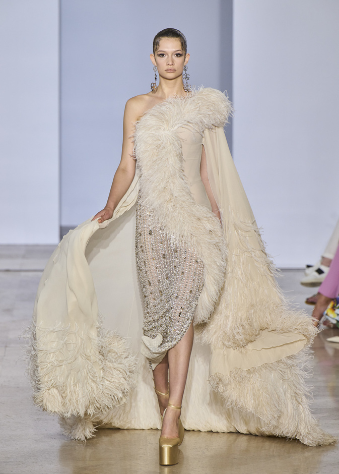 موضة الريش دخلت عالم الهوت كوتور من الباب العريض