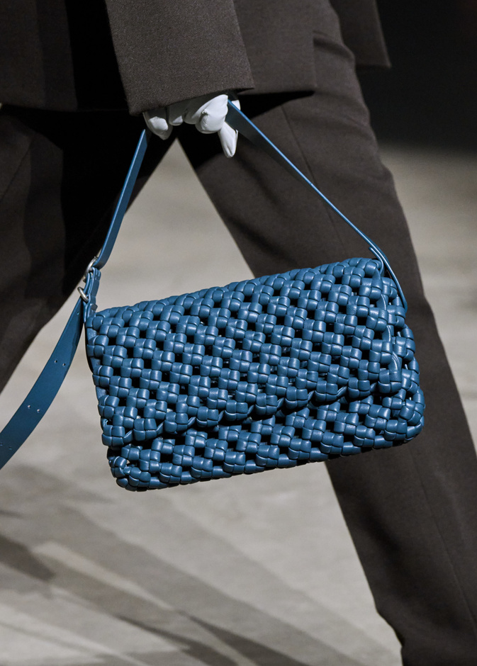 خزانتك لن تكتمل إلا بموضة الحقائب البترولية