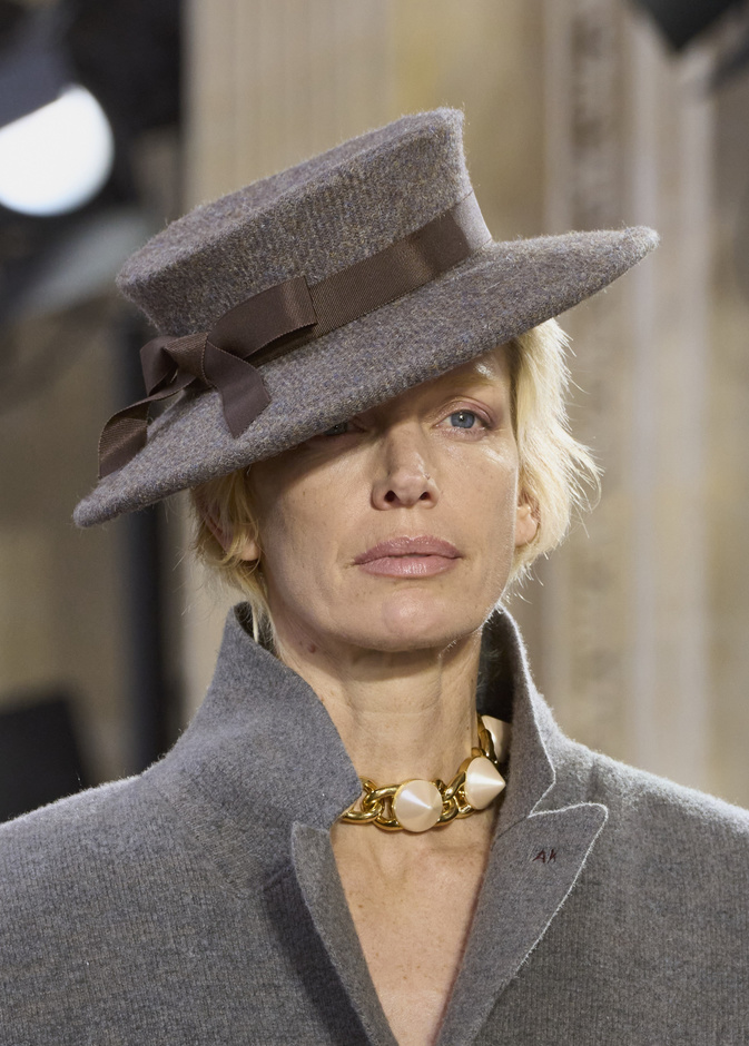 موضة القبعة الرمادية تمنحك ستايل أنيق ومختلف