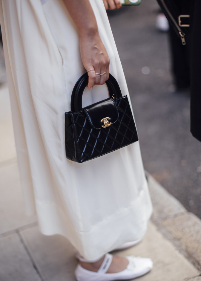 تخططين لاقتناء حقيبتك الفاخرة الأولى... إليكِ كل ما تحتاجين معرفته