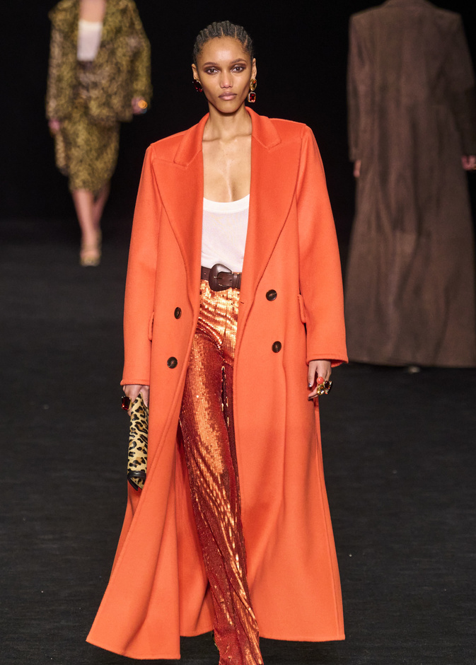 البناطيل المرجانية بتدرجاتها الجريئة في شتاء 2023