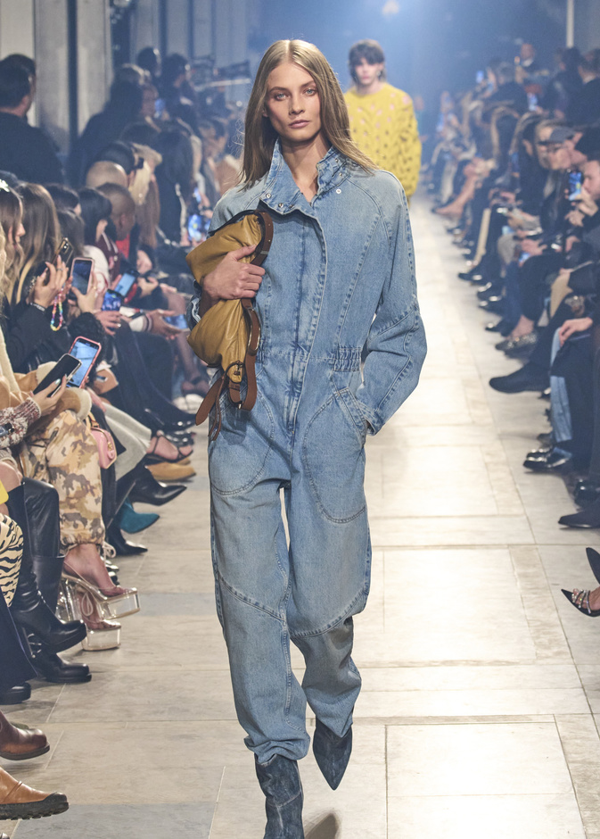 موضة الجمبسوت الدنيم بقصات وألوان متنوعة