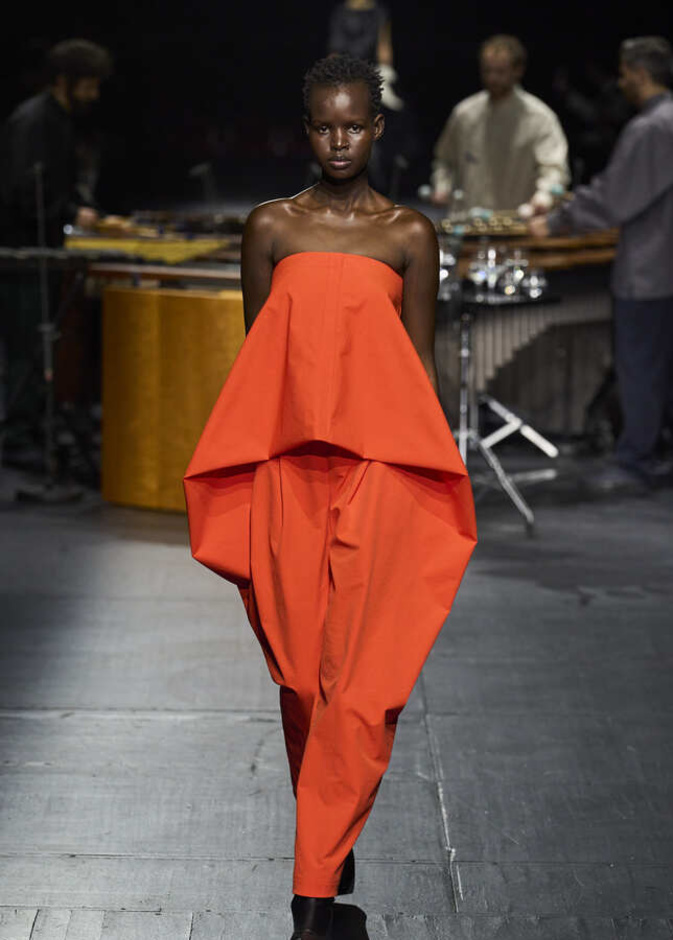 إطلالة من Miyake