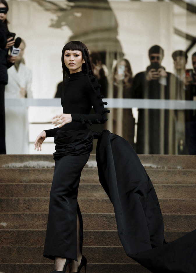 موضة الفستان الأسود في شوارع الموضة في باريس ضمن أسبوع الهوت كوتور