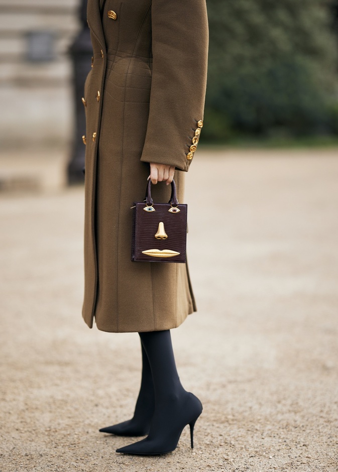 شوارع الموضة في باريس تشهد أجمل صيحات الحقائب لصيف 2024