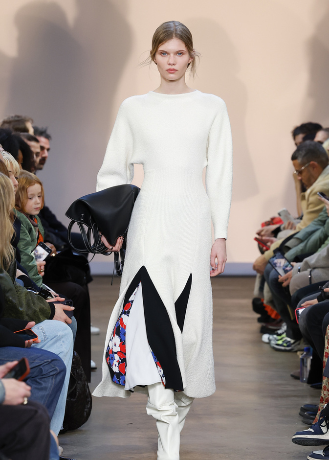 إبدئي عامك الجديد بفساتين تجعل إطلالتك استثنائية