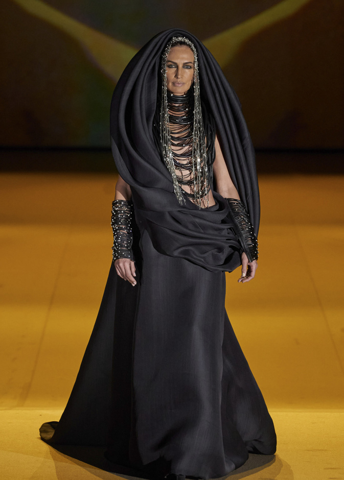  ستيفان رولان يحوّل الأزياء إلى منحوتات وأعمال فنية 